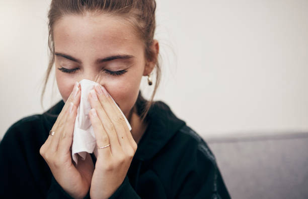 Woman, sick and couch with tissue, sickness and virus for infection, sinus and cold symptoms. Sneeze, blowing nose and allergy in living room sofa, hayfever and healthcare for disease, fever or alone mujer, enferma y en el lecho con tejido, enfermedad y virus para infecciones, sinusitis y síntomas de resfriado. estornudos, sonarse la nariz y alergia en el sofá de la sala de estar, fiebre del heno y atención médica por enfermedad, fiebre o solo