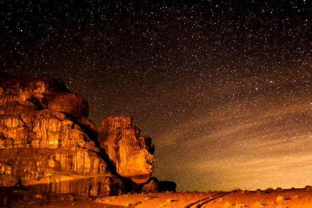 starry sky с пустыней вади-рам - wadi rum стоковые фото и изображения