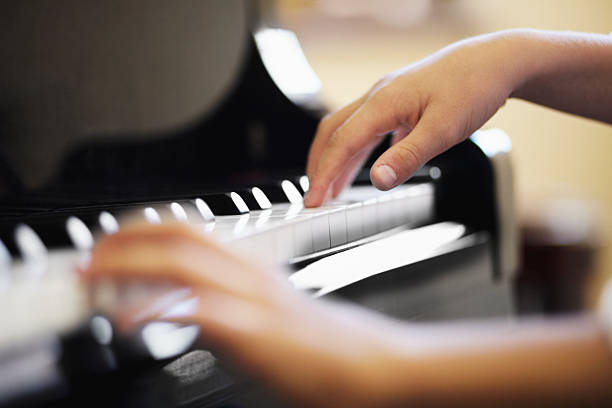 expresar su talento musical - pianist grand piano piano playing fotografías e imágenes de stock