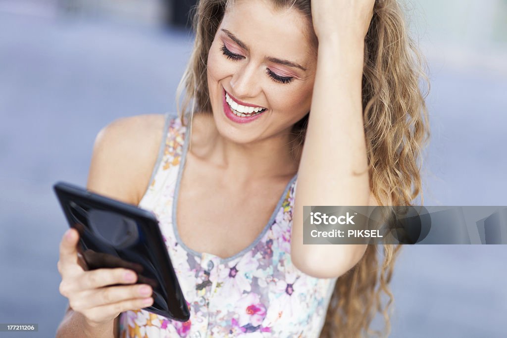 Attraktive Frau mit digitalen tablet - Lizenzfrei Attraktive Frau Stock-Foto
