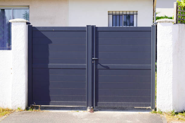 portail en acier haute clôture de porte en métal gris sur la porte de la maison moderne - garden fence audio photos et images de collection