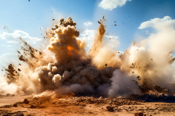 アラビア砂漠での起爆装置爆発後の砂嵐 - moving up flash ストックフォトと画像