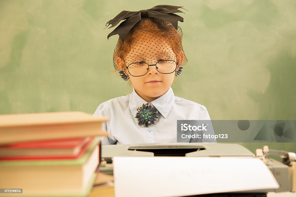 Negocios: Anticuado oficina. Niño escribiendo en máquina de escribir. Secretaria. - Foto de stock de Fotografía - Imágenes libre de derechos