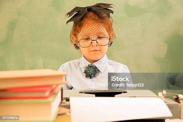 Negocios Anticuado Oficina Niño Escribiendo En Máquina De Escribir Secretaria Foto de stock y más banco de imágenes de Fotografía - Imágenes