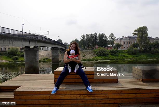 Foto de Jovem Mulher Com A Criança Às Margens Do Rio e mais fotos de stock de 0-11 meses - 0-11 meses, 25-30 Anos, Adulto