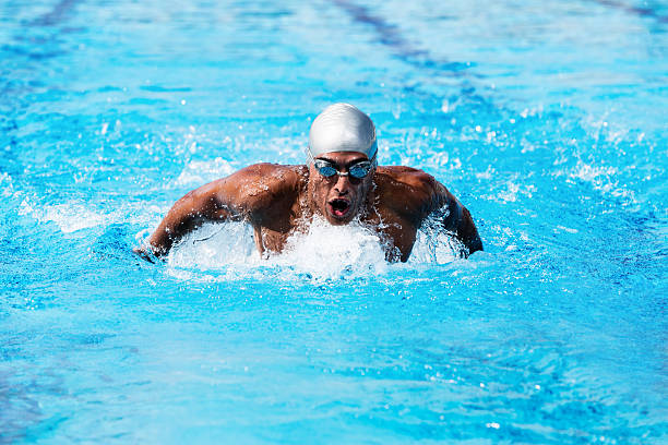 młody pływak pływanie buterfly udary - butterfly swimmer zdjęcia i obrazy z banku zdjęć