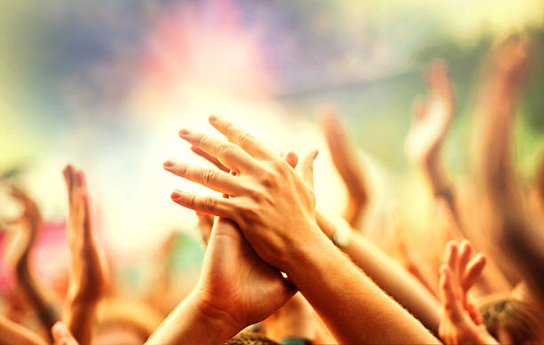 manos arriba - applauding clapping wristband crowd fotografías e imágenes de stock