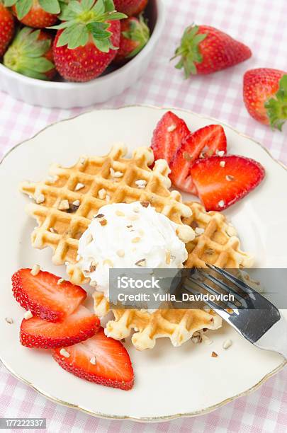 Foto de Waffle Com Morangos Frescos E Chantili e mais fotos de stock de Assar - Assar, Baga - Parte de planta, Batido