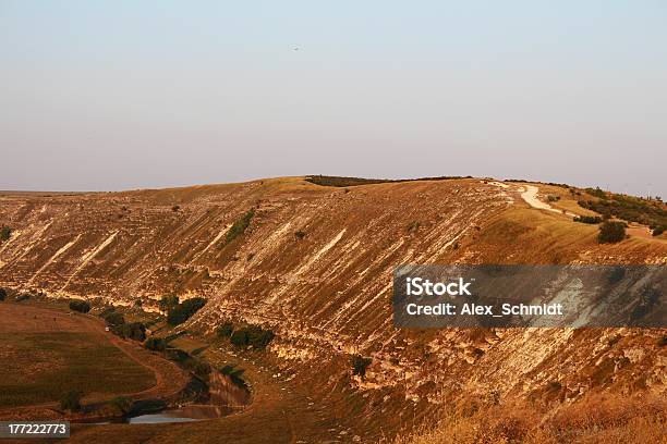 Típico Paisaje De Orheiul Vechi Con Raut Río Foto de stock y más banco de imágenes de Acantilado - Acantilado, Agricultura, Agua