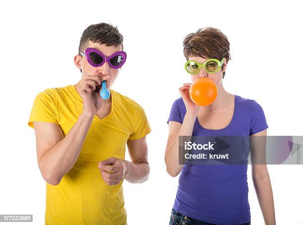 Photo libre de droit de Homme Et Femme Avec Des Lunettes De Soleil Qui Souffle Ballons banque d'images et plus d'images libres de droit de Activité de loisirs