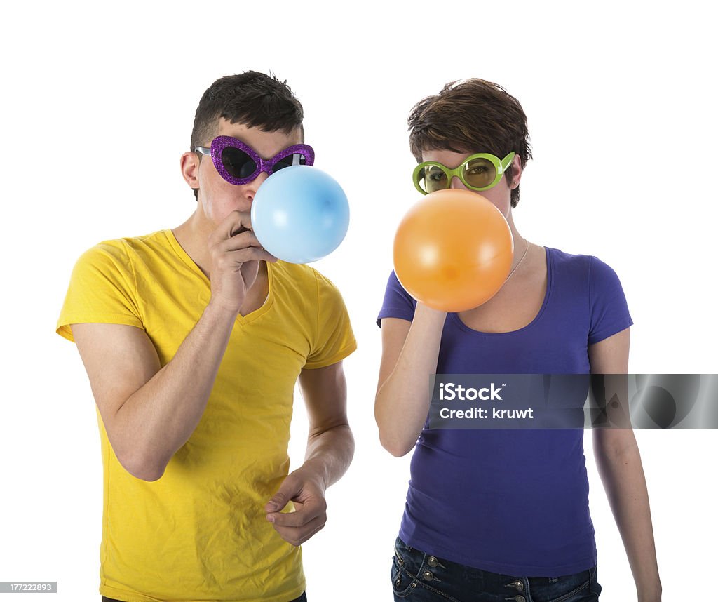 Homme et femme avec des lunettes de soleil qui souffle ballons - Photo de Activité de loisirs libre de droits