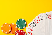 spielkarten-und-pokerchips-auf-gelbem-hintergrund.jpg?b=1&s=170x170&k=20&c=HyO8IqyhufxeDHEilof7DumE1dQMpj4AiDGVEPqP7QI=