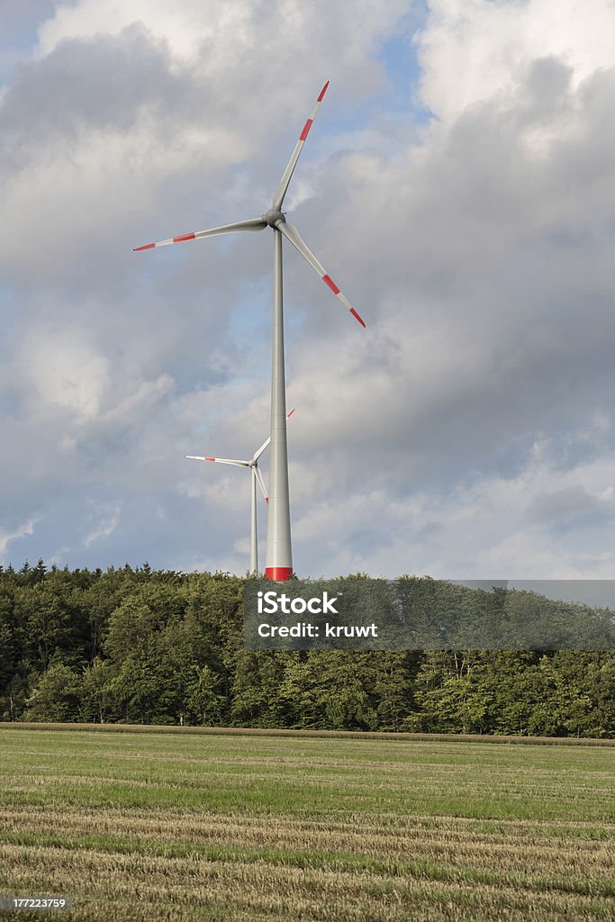 Agricultura paisaje de turbinas eólicas en Alemania - Foto de stock de Aerogenerador libre de derechos