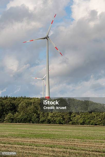 Agricultura Paisaje De Turbinas Eólicas En Alemania Foto de stock y más banco de imágenes de Aerogenerador