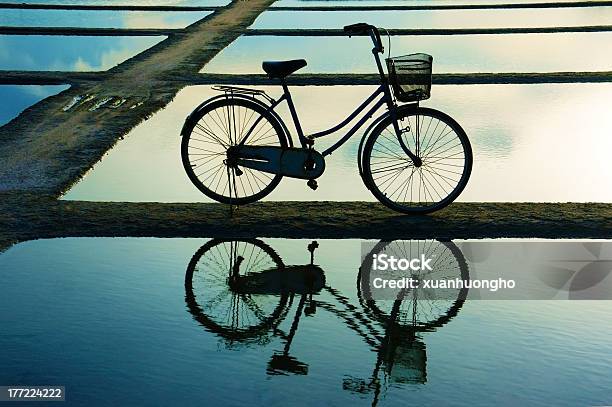 自転車 Refect の水面に沈む夕日 - シンプルのストックフォトや画像を多数ご用意 - シンプル, バランス, 一つ