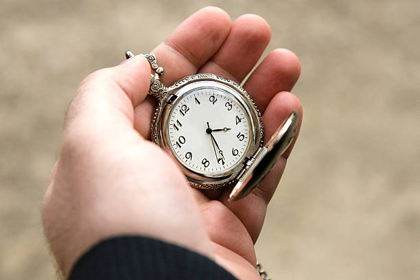 trzyma antyczny zegarek kieszonkowy. - clock face number 11 clock antique zdjęcia i obrazy z banku zdjęć