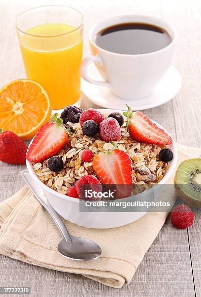 Frühstück Stockfoto und mehr Bilder von Amerikanische Heidelbeere - Amerikanische Heidelbeere, Cornflakes, Erdbeere