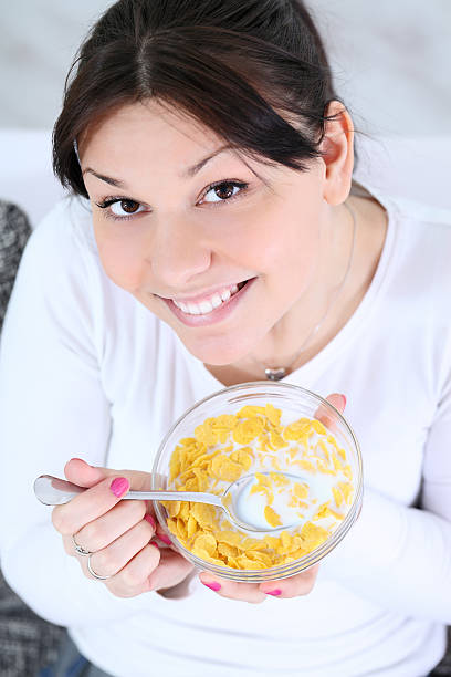 woman 食べる cornflakes シリアル - eating cereal student human mouth ストックフォトと画像