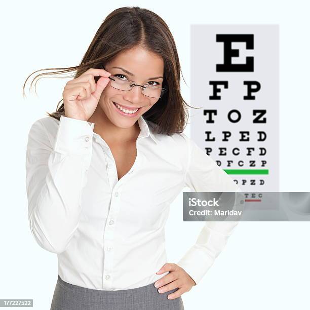 Augenoptiker Und Optiker Stockfoto und mehr Bilder von Augenuntersuchungen - Augenuntersuchungen, Freisteller – Neutraler Hintergrund, Augenoptiker