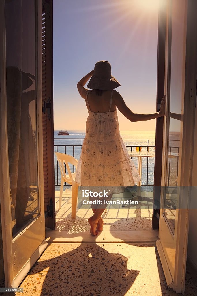Na balkon z widokiem na morze - Zbiór zdjęć royalty-free (Patrzeć przez okno)