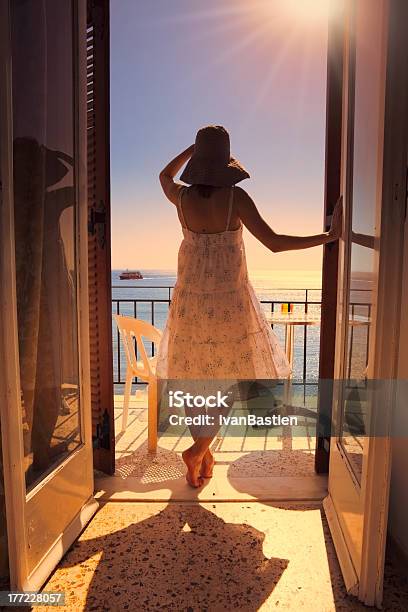 Na Balkon Z Widokiem Na Morze - zdjęcia stockowe i więcej obrazów Patrzeć przez okno - Patrzeć przez okno, Hotel, Podziwiać widok