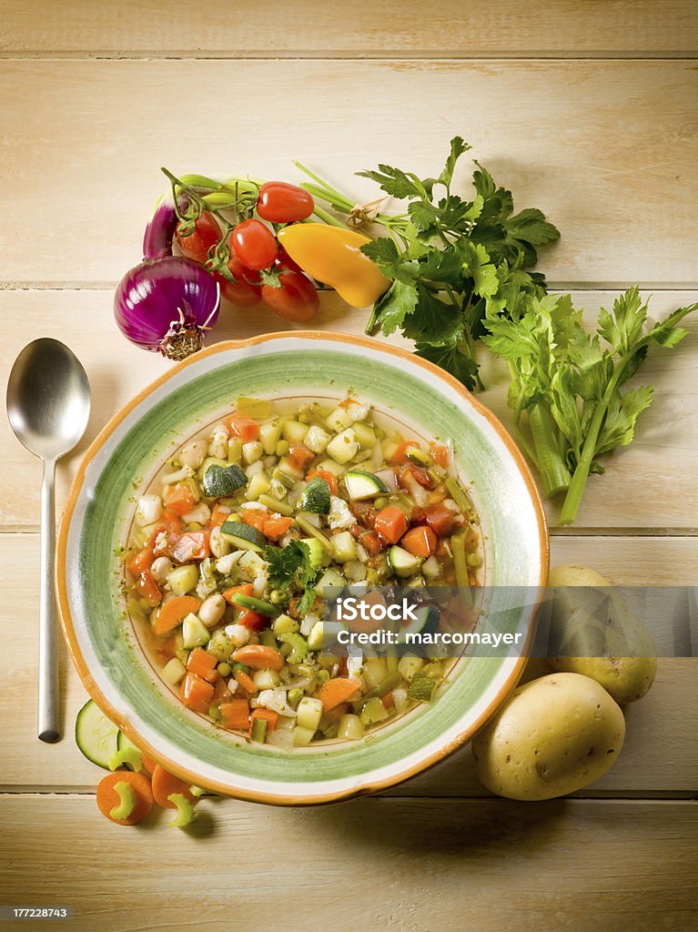 Zuppa di verdure con ingredienti - Foto stock royalty-free di Aglio - Alliacee