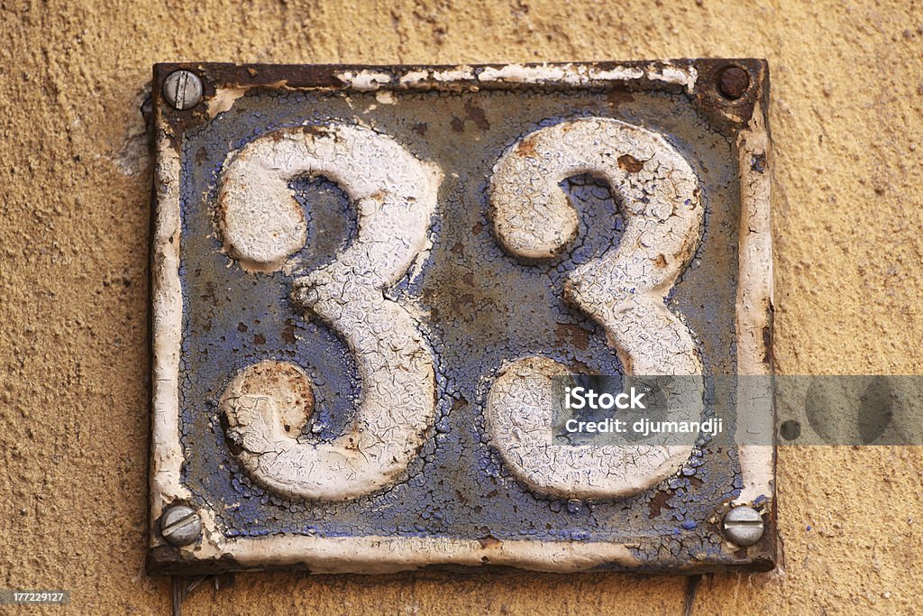 Número de casa en una pared - Foto de stock de Actividad libre de derechos