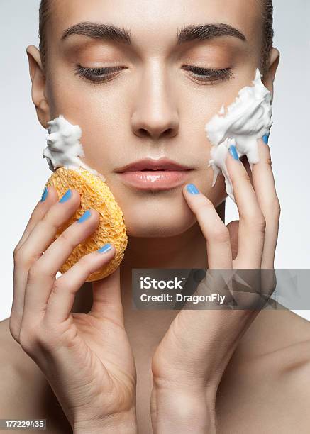Mujer Lavando La Cara Foto de stock y más banco de imágenes de Cara humana - Cara humana, Mujeres, Esponja de baño