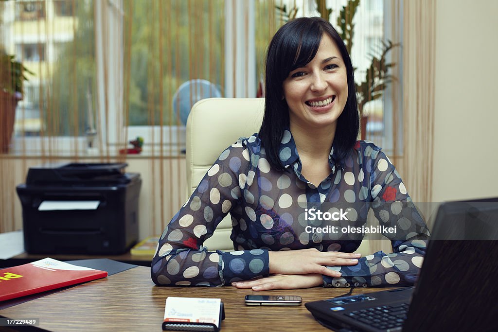 Przyjazny Atrakcyjna kobieta siedzi w workplace. Biuro - Zbiór zdjęć royalty-free (Drukarka komputerowa)