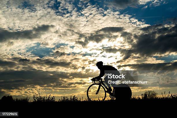 Foto de Triatleta Ciclismo e mais fotos de stock de Adulto - Adulto, Atividade, Atleta