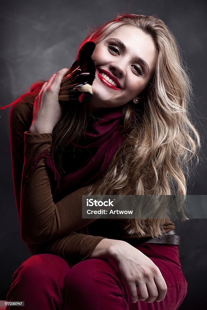 Ritratto di bella donna con trucco pennelli - Foto stock royalty-free di Adulto