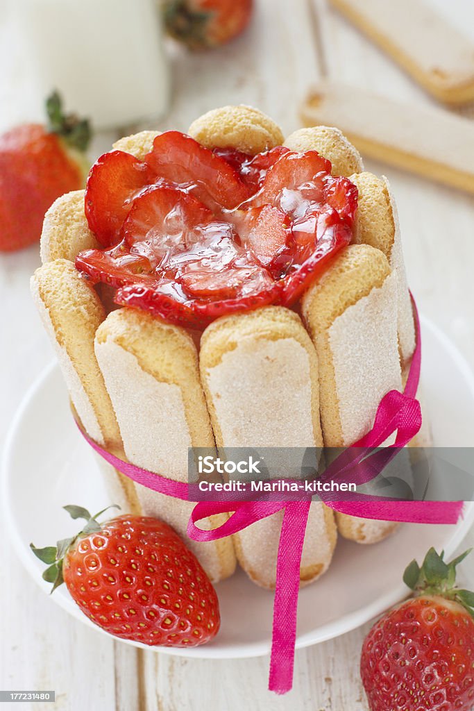 French charlotte avec des fraises - Photo de Aliment libre de droits