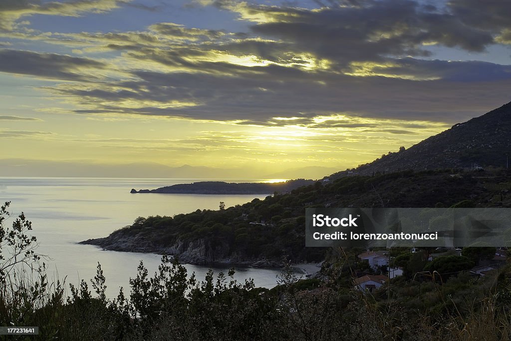 Atardecer de la isla de Elba - Foto de stock de Acantilado libre de derechos