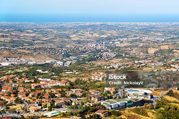 Widok Z Lotu Ptaka Z San Marino Na Morze Adriatyckie Wybrzeże - zdjęcia stockowe i więcej obrazów Apeniny