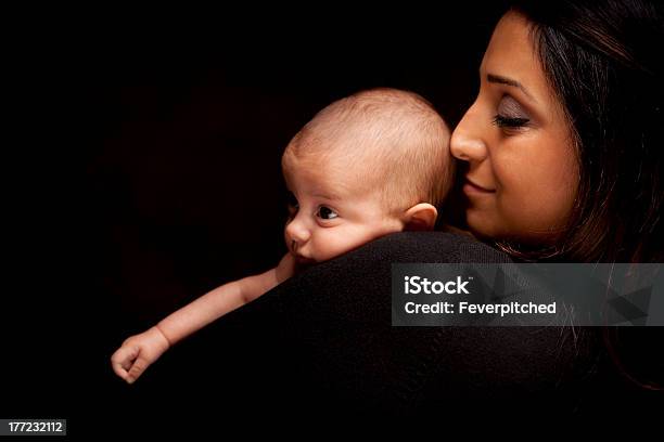 Donna Di Etnia Attraente Con Il Suo Neonato - Fotografie stock e altre immagini di Madre - Madre, Bebé, Etnia del Medio Oriente