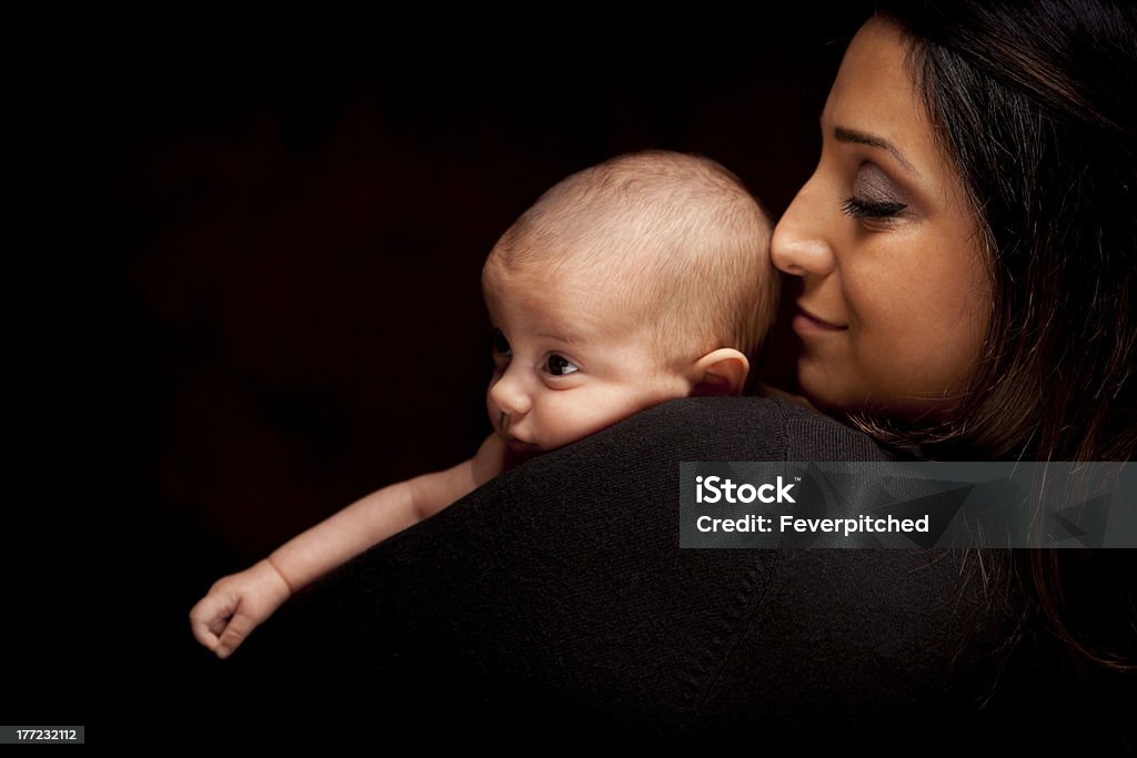 Atraente mulher étnica com o bebê recém-nascido - Royalty-free Mãe Foto de stock