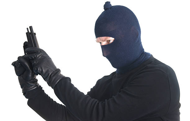 mascherato terrorismo ricaricare il gun isolato su bianco - crime men bizarre kidnapper foto e immagini stock