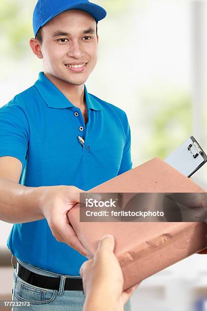 Bonito Deliveryman Com Embalagem - Fotografias de stock e mais imagens de 20-29 Anos - 20-29 Anos, Adulto, Asiático e indiano