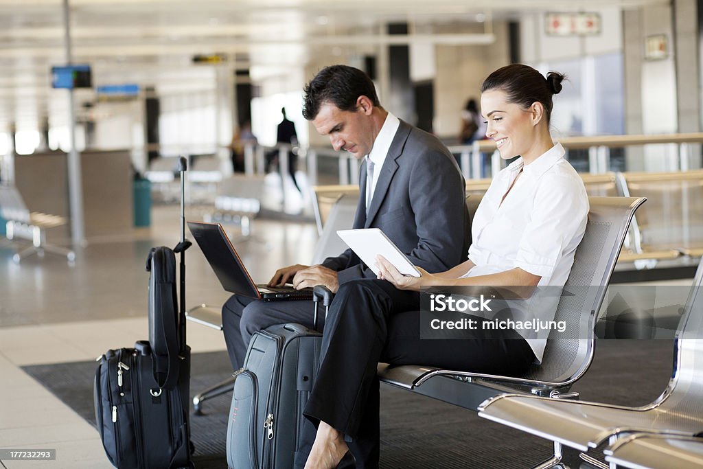 Les voyageurs d'affaires en attente à l'aéroport - Photo de Aéroport libre de droits