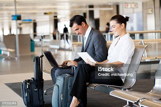 도착월 대기 공항 공항에 대한 스톡 사진 및 기타 이미지 - 공항, 출장, 남자 사업가