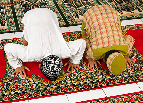 istock Muslim Kids Praying 177232532
