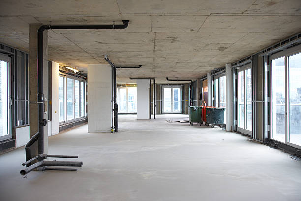 interior do edifício de construção site - construction concrete large building activity - fotografias e filmes do acervo