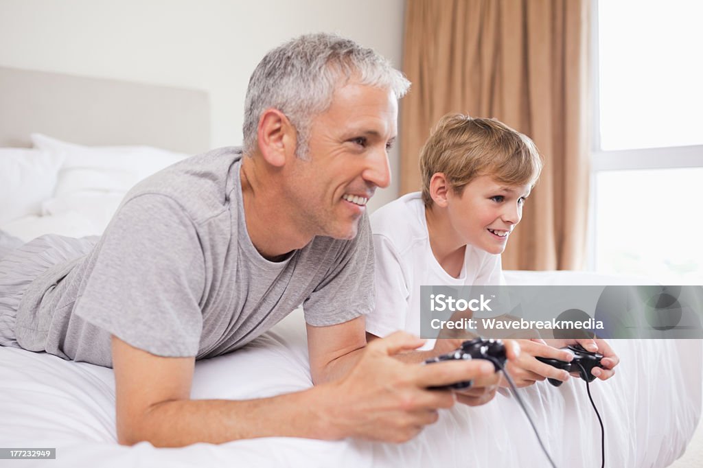 Feliz pai e seu filho jogando video games - Foto de stock de Brincar royalty-free