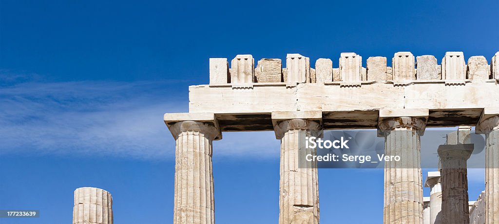 Propylaea del en Atenas con vista a la Acrópolis - Foto de stock de Acrópolis - Atenas libre de derechos