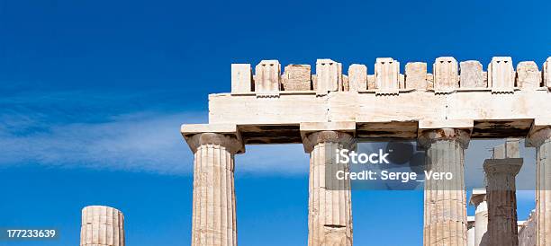 Propylaea Del En Atenas Con Vista A La Acrópolis Foto de stock y más banco de imágenes de Acrópolis - Atenas - Acrópolis - Atenas, Aire libre, Antiguo