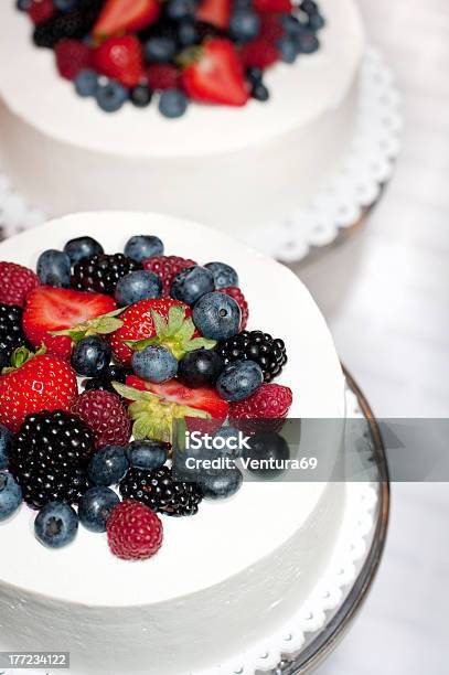 Foto de Bolos De Casamento e mais fotos de stock de Alimentação Saudável - Alimentação Saudável, Amora-preta, Assar