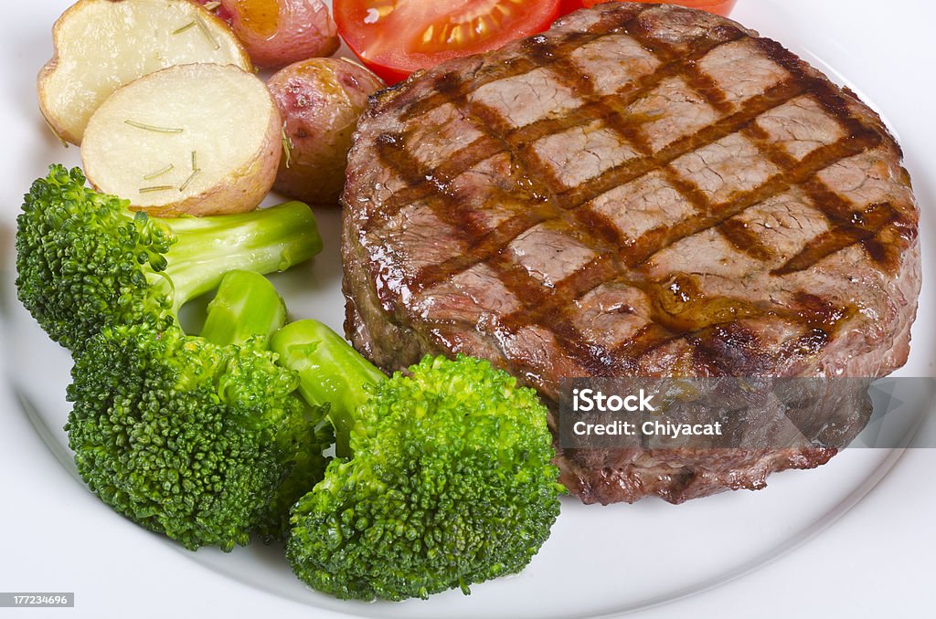 Entrecot de carne de res asado a la parrilla, que se sirven con verduras - Foto de stock de Alimentos cocinados libre de derechos