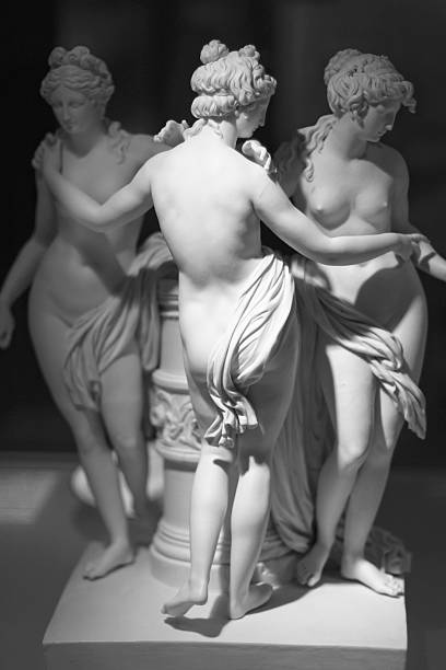 estátua de mármore de três mulheres nuas - sculpture women fine art statue marble imagens e fotografias de stock