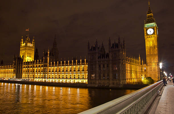 big ben przez noc - victoria tower obrazy zdjęcia i obrazy z banku zdjęć