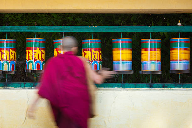 rotation roues de prière moine bouddhiste à mcleod ganj - prayer wheel photos et images de collection